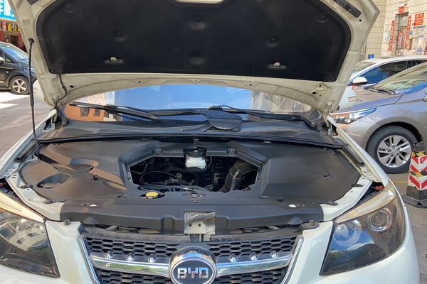比亚迪S6 2014款 2.0L 手动豪华型 5座