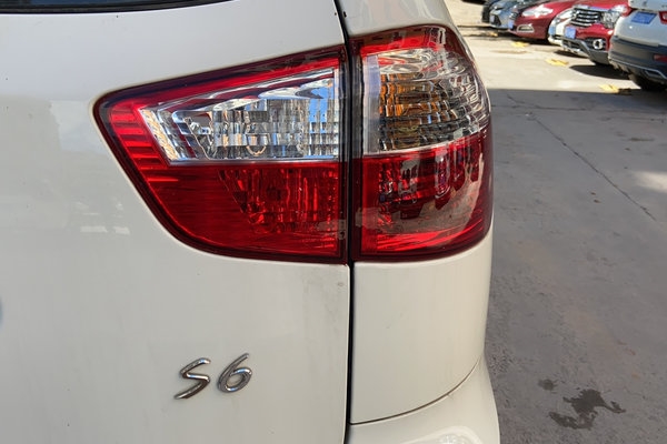 比亚迪S6 2014款 2.0L 手动豪华型 5座